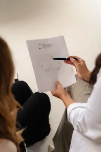 Dra. Verónica Izquierdo explicando una valoración de cirugía mamaria durante la consulta